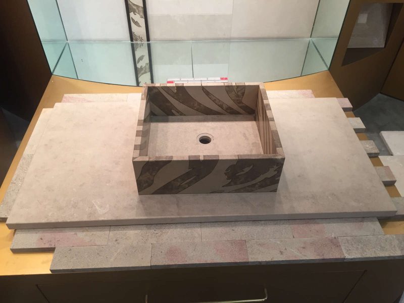 Piano in pietra naturale con lavabo intarsiato