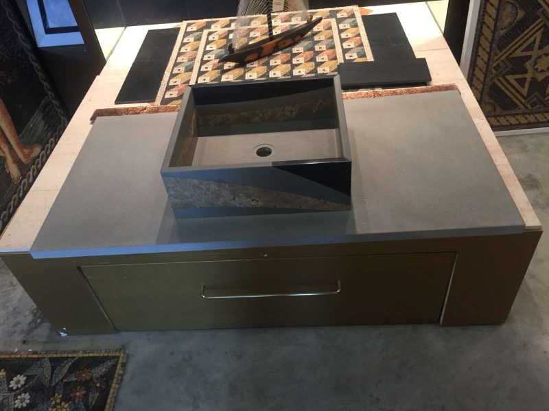 piano e lavabo in pietra e marmo intarsiato