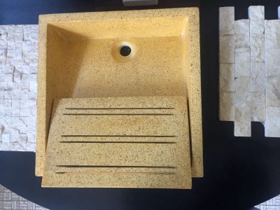 un lavabo di appoggio in graniglia