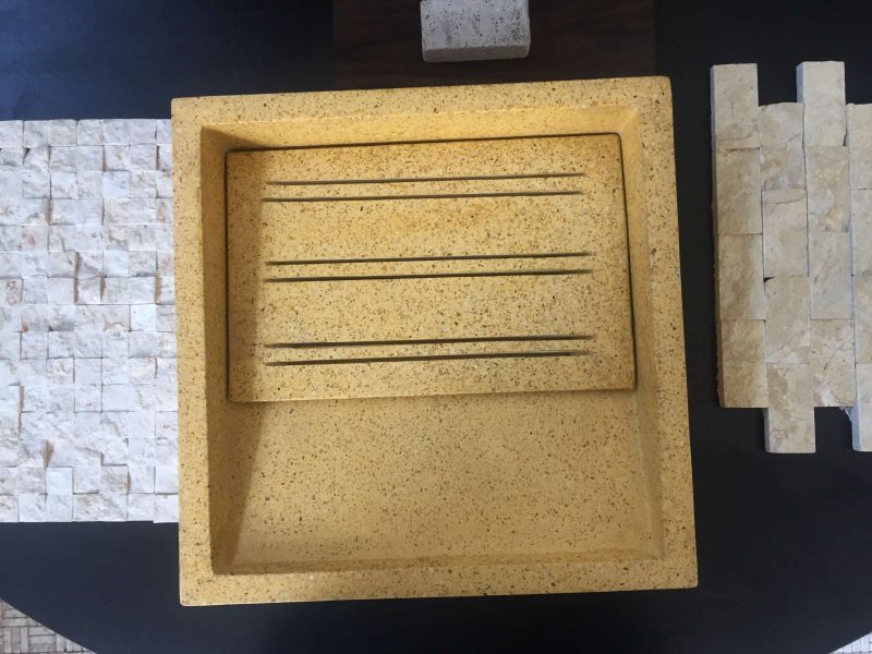 un lavabo di appoggio in graniglia