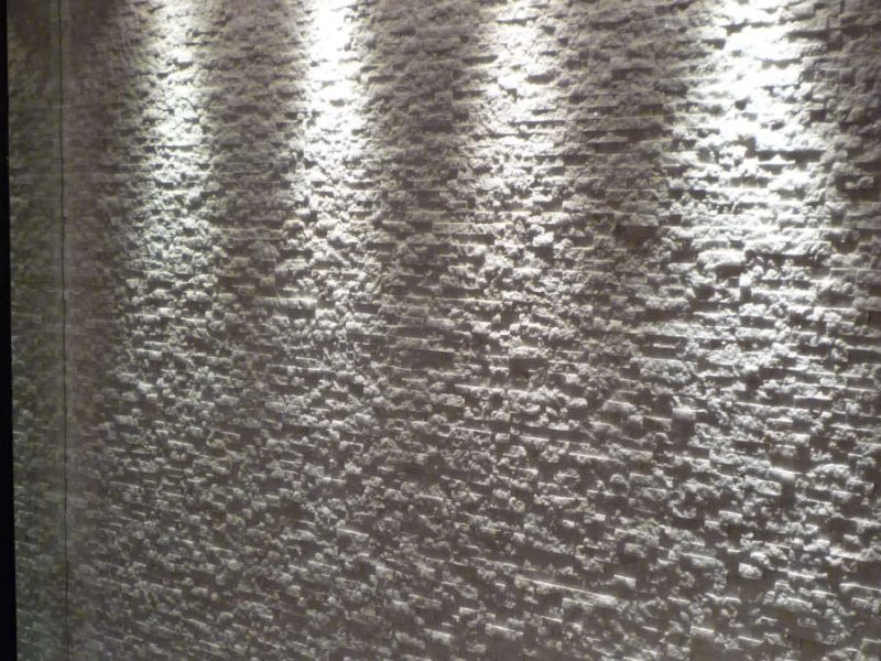 pietra naturale (bianco cristallo) finitura a spacco