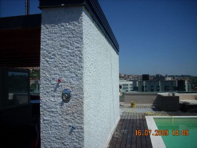 pietra naturale (bianco cristallo) finitura a spacco