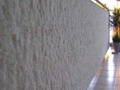 pietra naturale (bianco cristallo) finitura a spacco