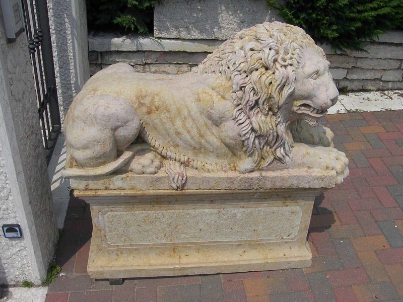 LION EN PIERRES