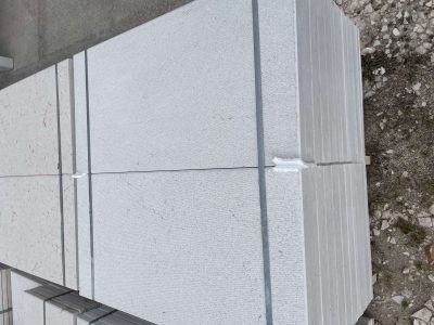 Pavimento graffiato in pietra bianca