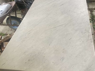 Piano in marmo arabescato di una tavola da pranzo