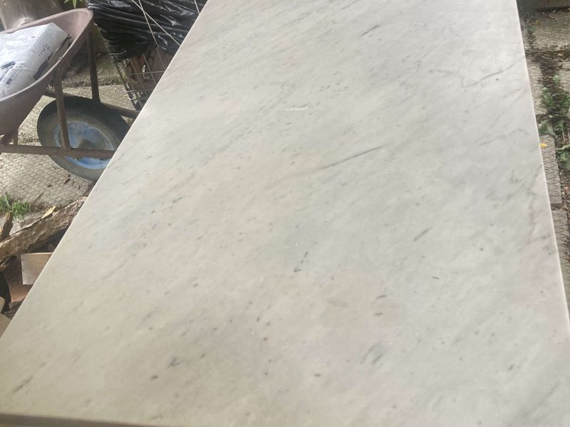 Piano in marmo arabescato di una tavola da pranzo