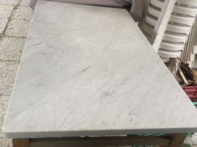 Piano in marmo arabescato di una tavola da pranzo