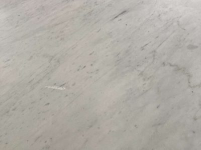 Piano in marmo arabescato di una tavola da pranzo